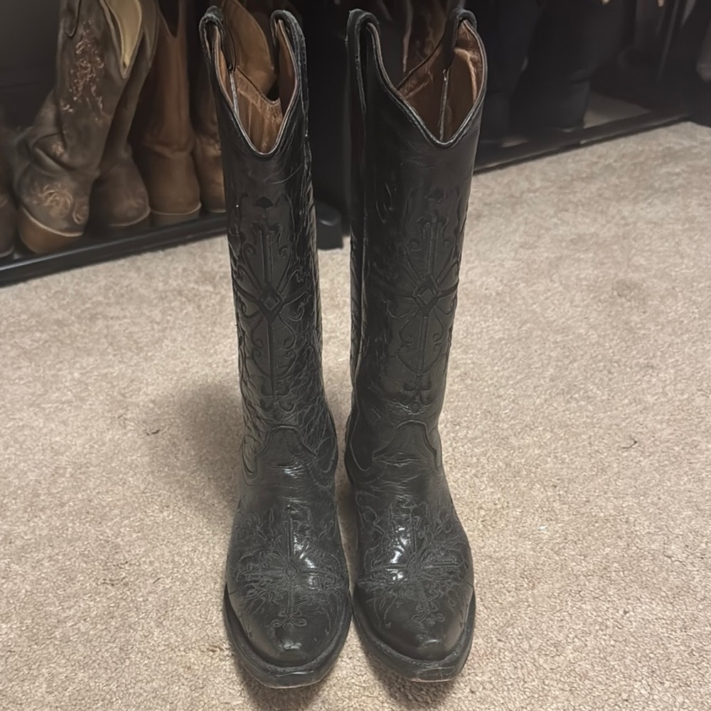 Black circle G cowboy boots